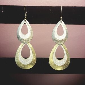 Scratched rhodium earrings